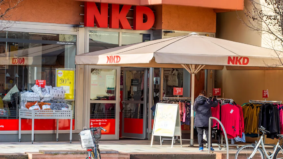NKD erhält neuen Eigentümer: Mode-Discounter wird von Mr Price übernommen Über 10.000 Mitarbeitende der NKD-Kette stehen vor Veränderungen, nachdem die südafrikanische Gruppe Mr Price das Unternehmen übernimmt und eine Expansion plant.