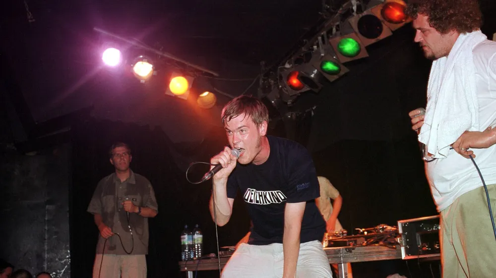 Malte Pittner, Mitbegründer von Deichkind, ist im Alter von 47 Jahren verstorben Malte Pittner, Mitbegründer von Deichkind, ist im Alter von 47 Jahren nach langer Krankheit verstorben. Der Musiker hinterließ einen bleibenden Einfluss auf die deutsche Hip-Hop-Geschichte.