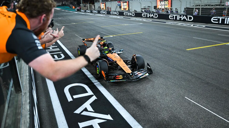 Lando Norris wird erstmals Formel-1-Weltmeister: Entscheidung fällt im Saisonfinale Lando Norris gewinnt erstmals die Formel-1-Weltmeisterschaft und verweist Max Verstappen nach dem Finale in Abu Dhabi auf Platz zwei. McLaren dominiert auch die Teamwertung