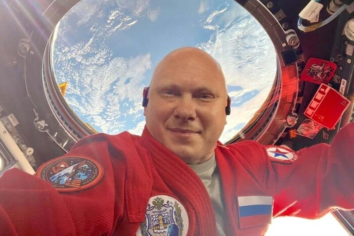 Der russische Kosmonaut Oleg Artemjew wurde wegen Verstößen aus der Crew-12 ausgeschlossen: So reagiert Elon Musk auf den Vorfall Der russische Kosmonaut Oleg Artemjew wurde wegen eines ITAR-Verstoßes aus der Crew-12-Mission ausgeschlossen, der mit SpaceX zusammenhängt. Er wird durch Andrej Fedyajew ersetzt