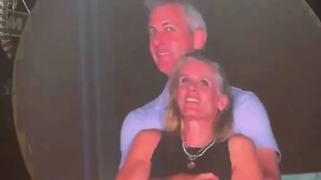 Kiss-Cam-Skandal beim Coldplay-Konzert: neue Details Die Frau aus dem Kiss-Cam-Video eines Coldplay-Konzerts spricht erstmals über die Folgen des viralen Clips, Online-Hass, Drohungen und ihr neues Leben