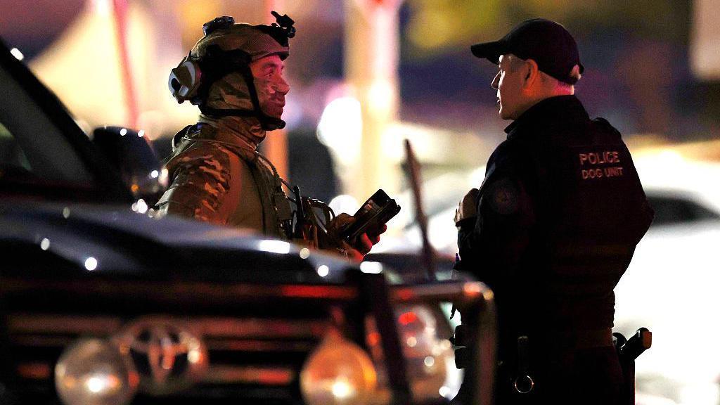 Schüsse am Bondi Beach in Sydney: Polizei nimmt zwei Verdächtige fest Bei einer Schießerei am Bondi Beach in Sydney starben zwölf Menschen. Die Polizei nahm zwei Verdächtige fest. Ziel war offenbar eine jüdische Veranstaltung.