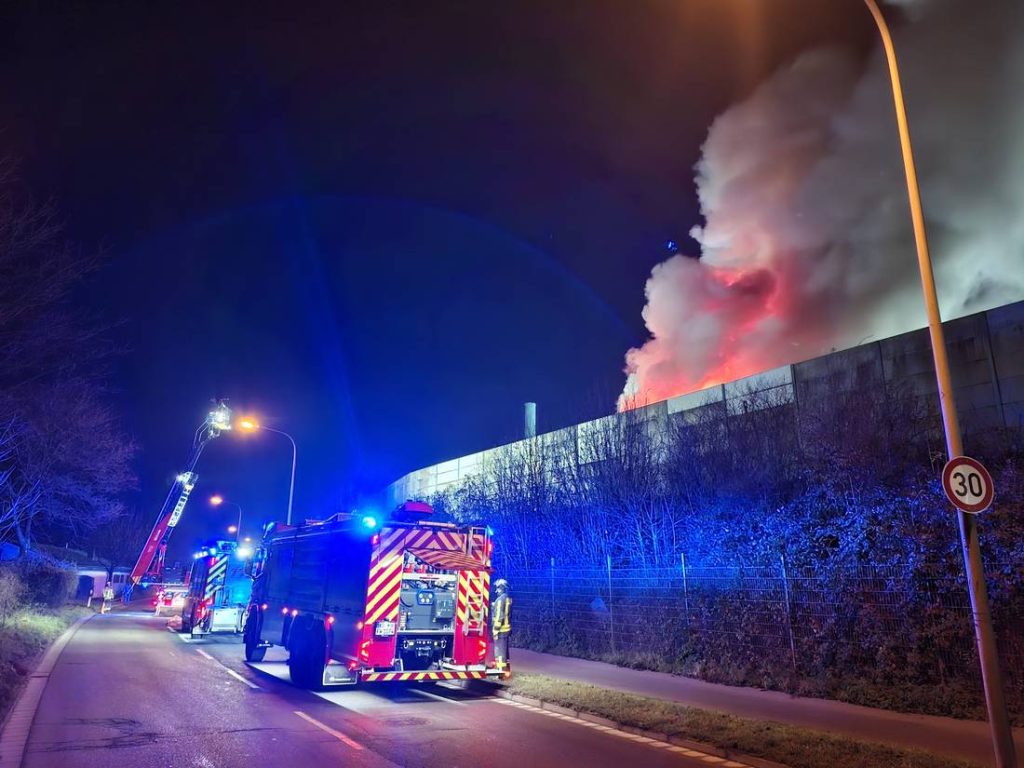 Im Hafen von Krefeld ist ein Großbrand auf einem Recyclingbetrieb ausgebrochen. Rauch breitet sich über das Stadtgebiet aus, die Gefahrenstufe wurde erhöht
