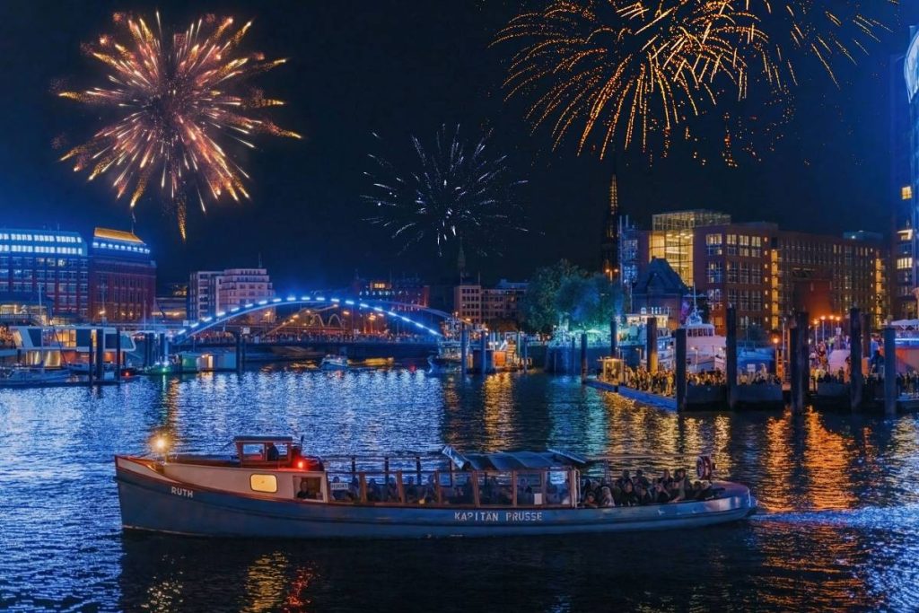 Wo man Silvester 2026 in Hamburg feiert: Straßenfeste, Restaurants, Clubs und Gala-Dinner mit Preisen, Programmen und Kontakten.