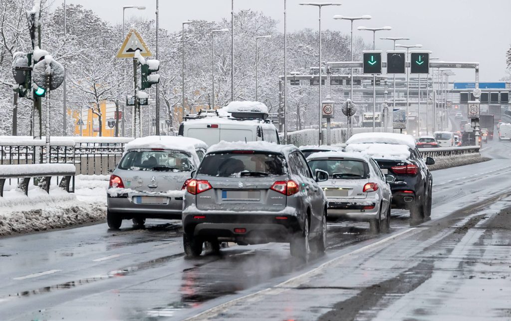 In Berlin und Brandenburg gilt eine Glatteiswarnung. Schnee, gefrierender Regen und starker Wind prägen das Wetter rund um den Jahreswechsel.