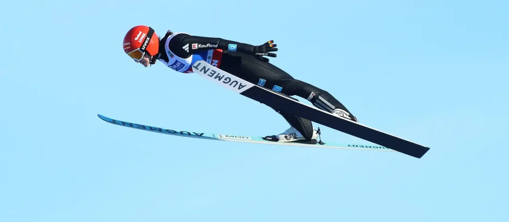 Selina Freitag wird beim Auftakt der Two-Nights-Tour in Garmisch Zweite hinter Nika Prevc. Die deutschen Skispringerinnen starten stark ins neue Jahr.