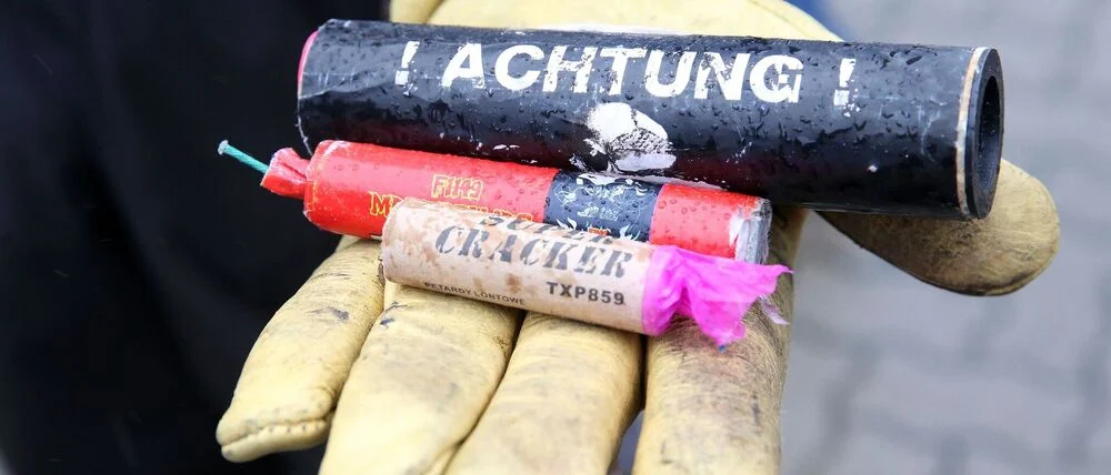 Berlin verschärft Sicherheitsmaßnahmen zu Silvester: Verbotszonen im Überblick Zu Silvester gelten in Berlin Zonen mit Feuerwerks-, Messer- und Waffenverbot. Wir veröffentlichen die offizielle Liste der Bereiche und Zeiten.