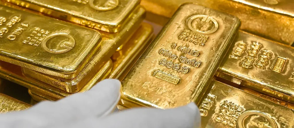 Hohe Nachfrage der Zentralbanken, ein schwächerer Dollar und geopolitische Unsicherheit stützen die Goldpreise, wie EZB und Analysten berichten