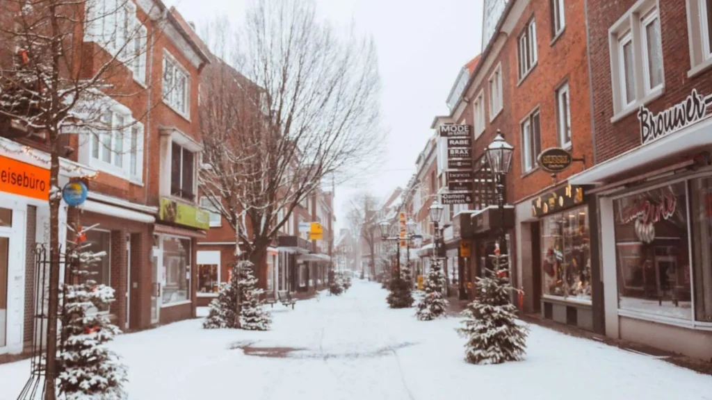 In Deutschland wird Weihnachten 2025 ungewöhnlich kalt: verbreitete Fröste, kaum Schnee und Temperaturen bis −10 Grad in einzelnen Regionen, meldet der DWD.