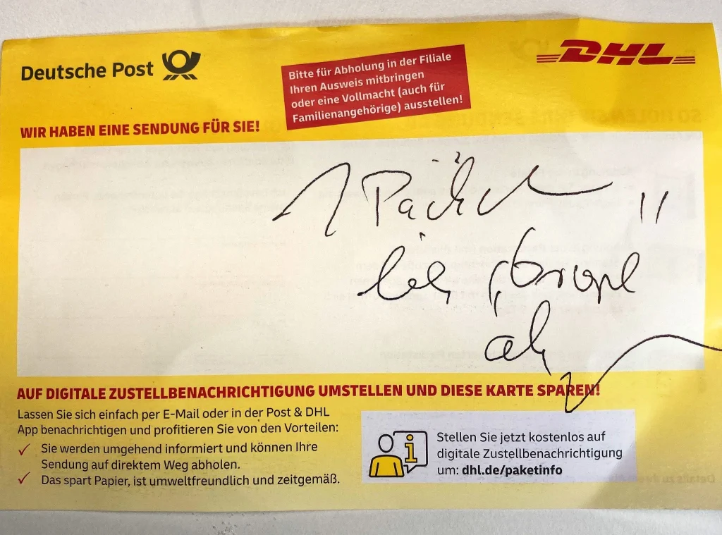 Gefälschte DHL-Benachrichtigungen in Briefkästen In Deutschland kursieren gefälschte DHL-Benachrichtigungen mit QR-Codes. Betrüger locken Nutzer auf Fake-Seiten und stehlen persönliche Daten.