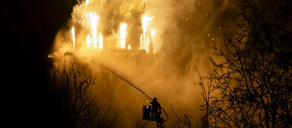 Im Zentrum Amsterdams kam es in der Neujahrsnacht zu einem Großbrand: Dach und 50 Meter hoher Turm der Vondelkerk stürzten ein, Anwohner wurden evakuiert