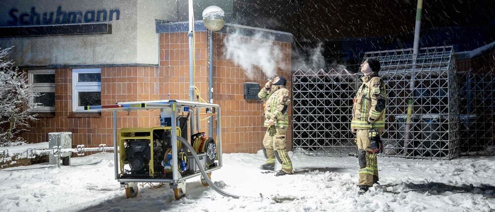 Stromausfall im Südwesten Berlins: Versorgung frühestens bis Donnerstag wiederhergestellt Südwesten Berlins seit Samstag ohne Strom: Brand am Kabelsteg, Verdacht auf Brandstiftung, Bekennerschreiben geprüft. Wiederherstellung wohl erst Donnerstag.