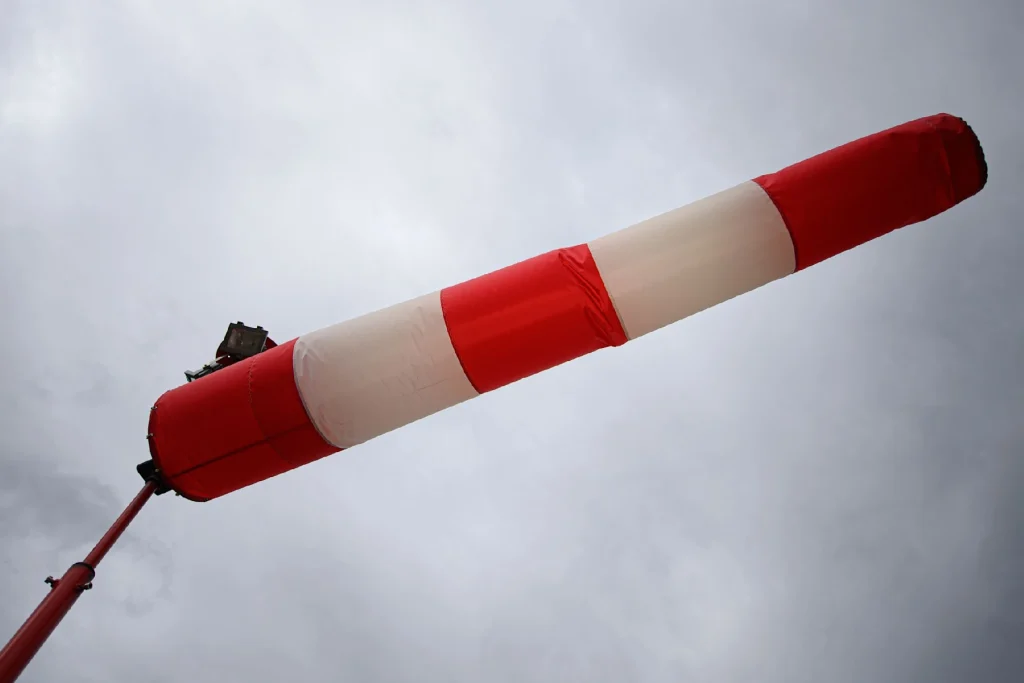 Der Deutsche Wetterdienst warnt am 1. Januar vor Glätte, Schneeverwehungen und Sturm. In den Mittelgebirgen besteht teils Lebensgefahr