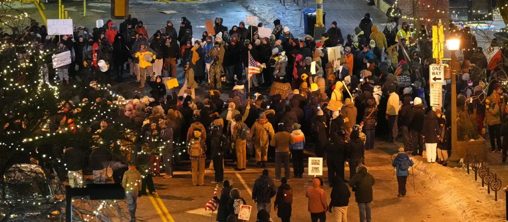 Tödliche Schießerei in Minneapolis: neuer Todesfall bei ICE-Razzia In Minneapolis wurde bei einem ICE-Einsatz ein 37-jähriger Mann erschossen. Angehörige widersprechen der Version der Behörden, Demokraten drohen mit Blockade des DHS-Budgets.