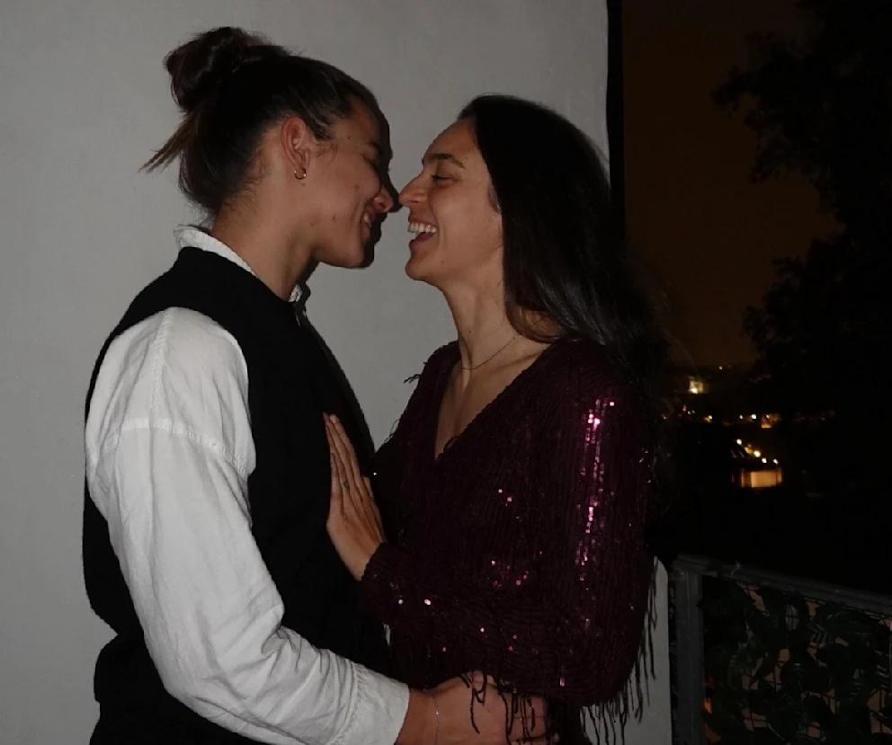 Lena Oberdorf und Natalia Padilla machen ihre Liebe öffentlich Die Bayern-Spielerinnen Lena Oberdorf und Natalia Padilla haben ihre Beziehung bestätigt. Ein gemeinsames Foto auf Instagram machte den Neujahrsgruß besonders.