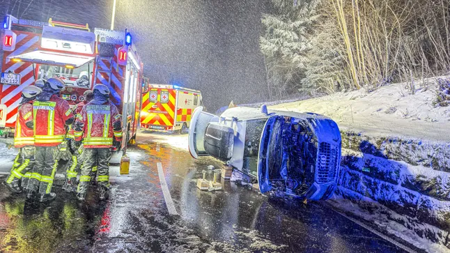 Orange Warnstufe: Schnee und Glätte legen Deutschland lahm Schnee, Eis und starker Frost erschweren die Lage in Deutschland. Der Deutsche Wetterdienst warnt mit gelber und oranger Gefahrenstufe