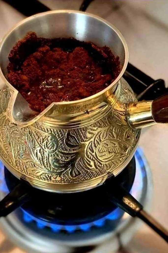 Wie man Kaffee in der Cezve kocht, ohne dass er überläuft: einfache Tipps