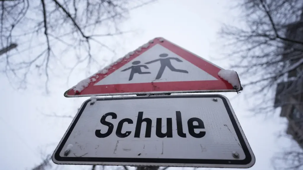 Schnee und Glatteis führen zu Schulschließungen in Celle, Gifhorn, Hameln-Pyrmont und Helmstedt. Berufsbildende Schulen wechseln in den Distanzunterricht