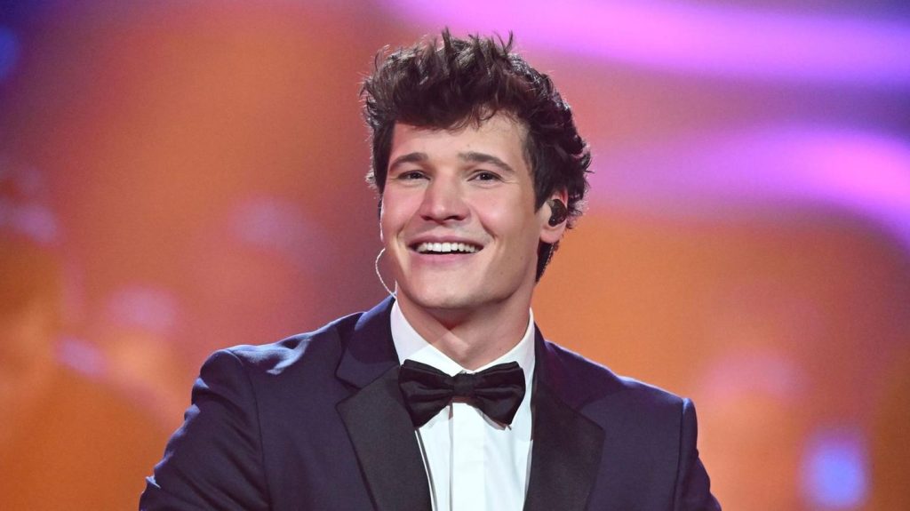 Vincent Weiss deutet erstmals seine Ehe an und zeigt den Ehering Vincent Weiss bestätigt seine Ehe indirekt und zeigt seinen Ehering. Der Sänger spricht über privates Glück, sein neues Album und seine Sicht auf die Liebe.