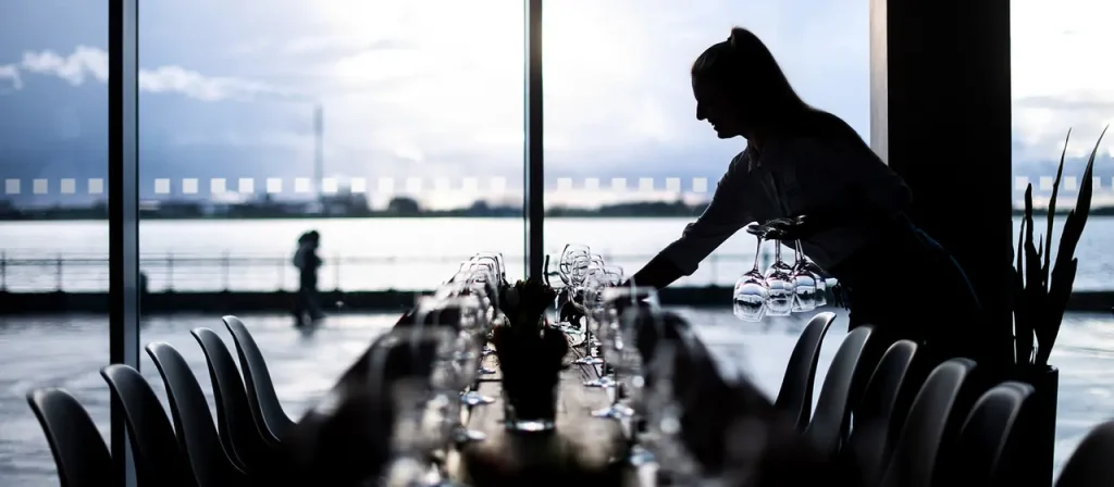 Deutschland führt wöchentliche Arbeitszeitgrenzen ein, um den Tourismus zu fördern und dem Fachkräftemangel entgegenzuwirken, mit Steuererleichterungen für Arbeitnehmer.