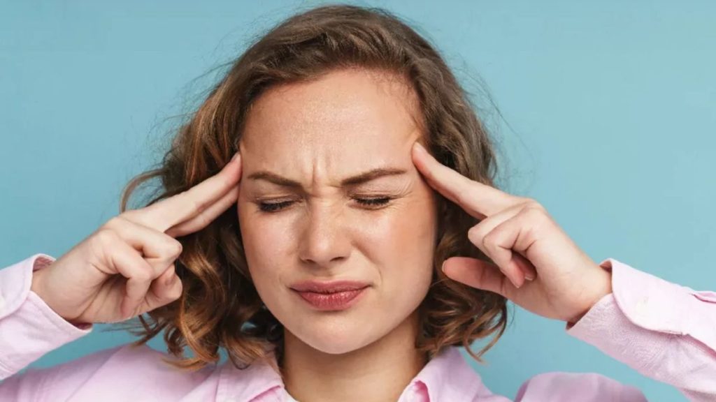 Pulsierende Schmerzen in der Schläfe: Ursachen, Warnzeichen, Risiken und Behandlung. Praktische Tipps und medizinische Einordnung.