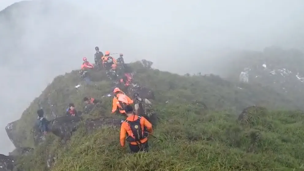 Absturz eines ATR-Flugzeugs in Indonesien: Rettungskräfte finden bislang nur eine Leiche