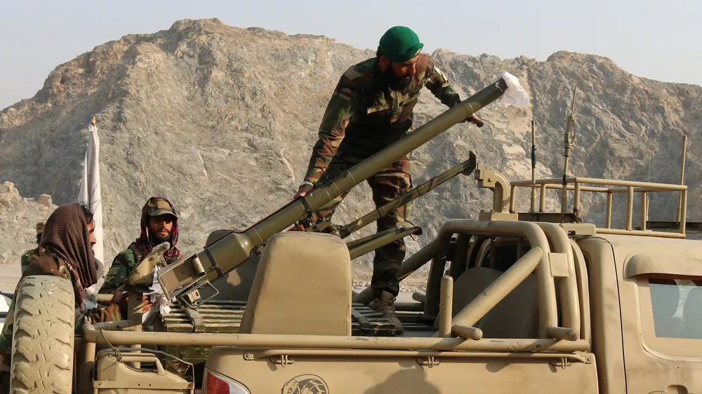 Kämpfe an der afghanisch-pakistanischen Grenze dauern an Kämpfe an der afghanisch-pakistanischen Grenze dauern an, Taliban und Pakistan tauschen Angriffe aus, Iran und Russland rufen zur diplomatischen Deeskalation auf.