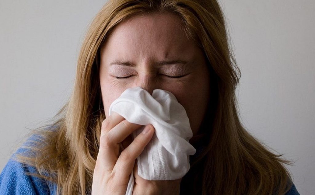 Wie man Schnupfen zu Hause schnell und sicher behandelt: klare Schritte, Tabellen, typische Fehler und bewährte Methoden.