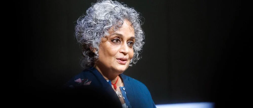 Arundhati Roy sagt Teilnahme an der Berlinale wegen Jury-Aussagen zum Gaza-Krieg ab Arundhati Roy sagt ihre Teilnahme an der Berlinale ab. Anlass sind Aussagen der Jury zum Gaza-Krieg und die Haltung von Wim Wenders zur Rolle der Kunst.