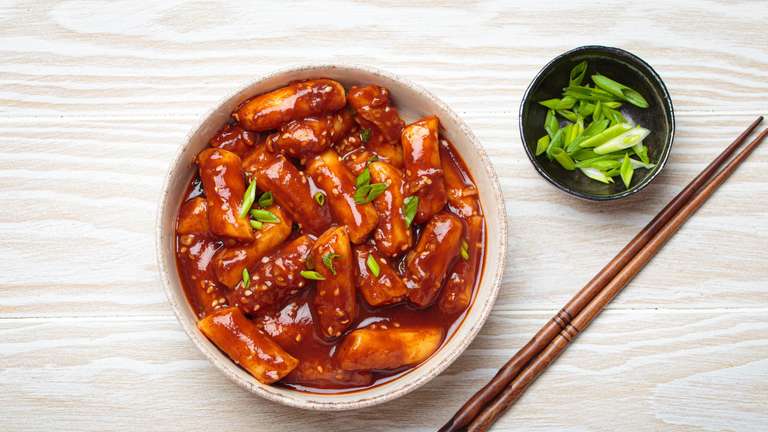 In Deutschland werden koreanische Tteokbokki wegen bakterieller Belastung zurückgerufen Bundesweiter Rückruf koreanischer Tteokbokki wegen Bacillus cereus. Verkauf bei Rewe, Kaufland und Go Asia – Verbraucher sollen das Produkt zurückgeben