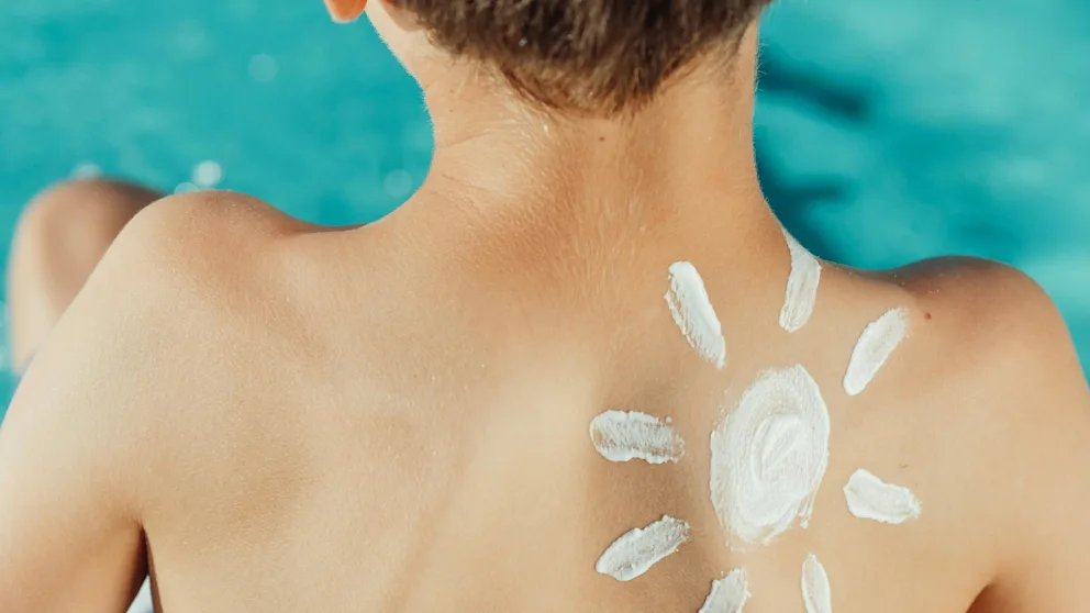 UBA warnt: In 92 % der Kinder in Deutschland Rückstände eines Weichmachers aus Sonnencremes nachgewiesen In 92 % der Urinproben von Kindern in Deutschland wurde MnHexP – ein Abbauprodukt des verbotenen Weichmachers DnHexP – festgestellt