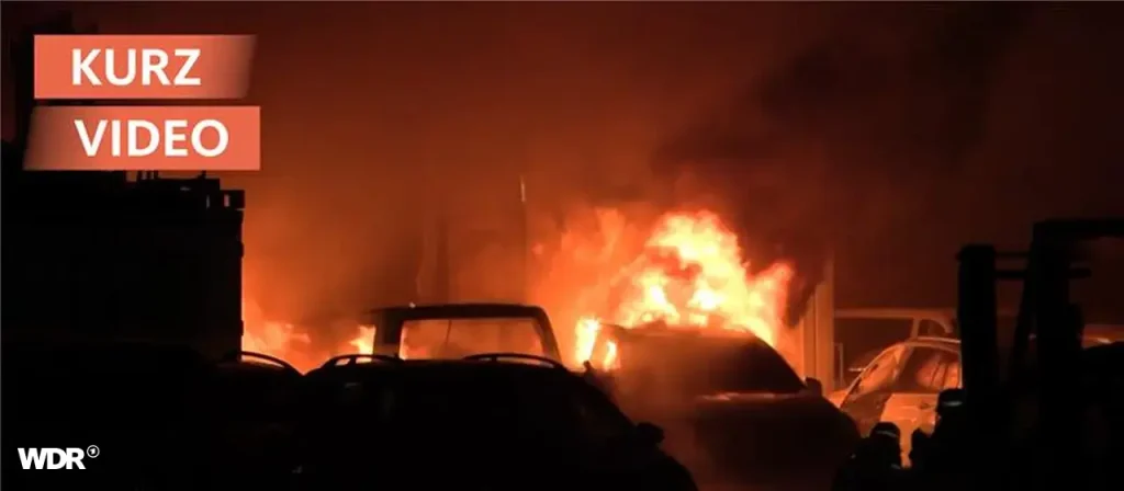 In der Nacht des 23. Februar 2026 brach in Essen (Nordrhein-Westfalen) ein Brand in einem Autohandelslager aus. 75 Feuerwehrleute löschten, angrenzende Betriebe blieben unversehrt