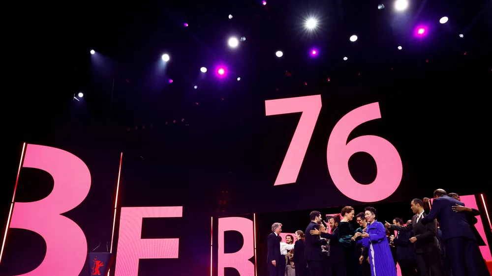 Fast 700 Filmschaffende stellen sich vor Sondersitzung hinter Tricia Tuttle Rund 700 Filmschaffende protestieren gegen eine mögliche Abberufung der Berlinale-Direktorin Tricia Tuttle und warnen vor politischem Einfluss