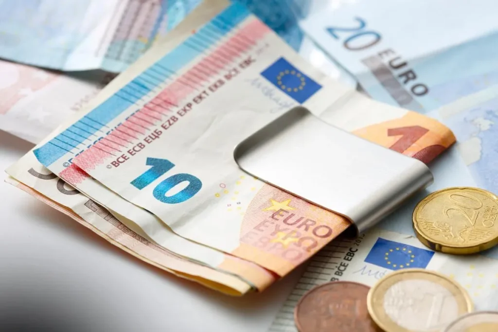 Das Finanzamt fordert von einigen Steuerzahlern die Rückzahlung der 300-Euro-Energiepreispauschale. Wer betroffen ist und warum Bescheide 2026 versendet werden