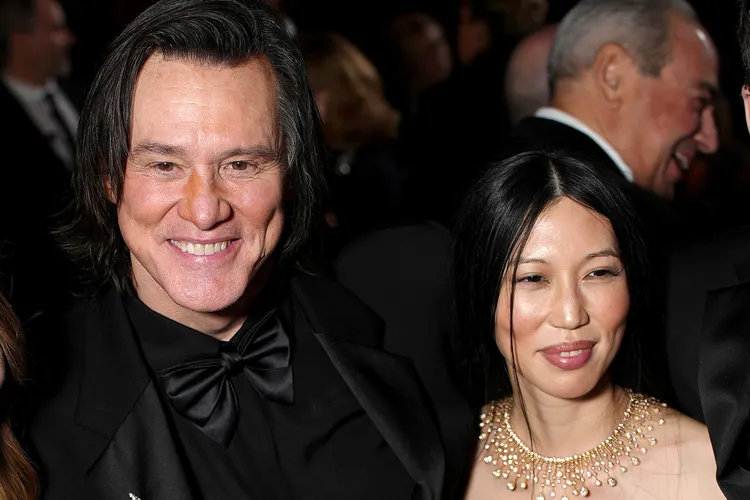 Jim Carrey dankt Min A bei der Verleihung des Ehrenpreises „César“ in Paris Jim Carrey dankte seiner Tochter, seinem Enkel und „Lebensgefährtin“ Min A auf Französisch bei der César-Verleihung in Paris.