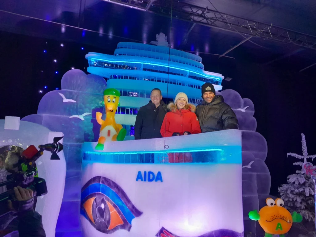 Eis-Minikreuzfahrtschiff AIDA eröffnet in Karls Eiswelt – interaktive Ausstellung für Familien und Fotoerlebnisse.
