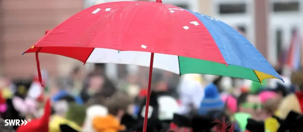 Der Karneval in Deutschland beginnt im Regen, am Rosenmontag ist Schneefall vorhergesagt. Wasserfeste Kostüme und warme Kleidung sind für Teilnehmer Pflicht.