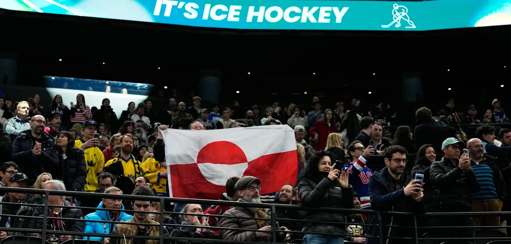 Bei den Olympischen Spielen 2026 hoben Fans beim Eishockeyspiel USA–Dänemark die grönländische Flagge; Sicherheitskräfte griffen ein.