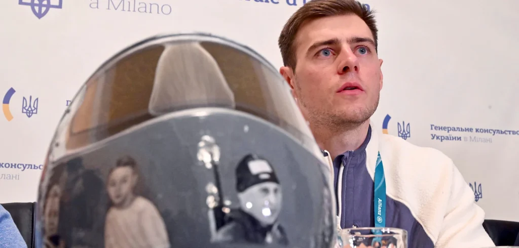 Der ukrainische Skeletonfahrer Vladyslav Geraskevich klagt gegen das IOC nach seiner Disqualifikation wegen eines Helms mit Porträts verstorbener Sportler im Krieg.