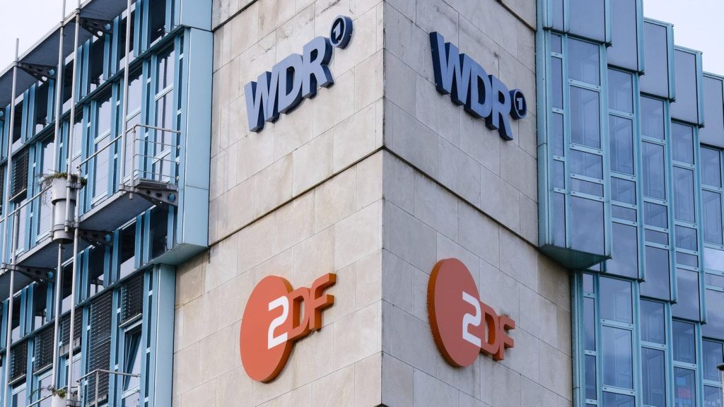 Wer in Deutschland 2026 den Rundfunkbeitrag nicht zahlen muss: Befreiungen für Studierende, Sozialleistungsempfänger und Menschen mit Behinderung.