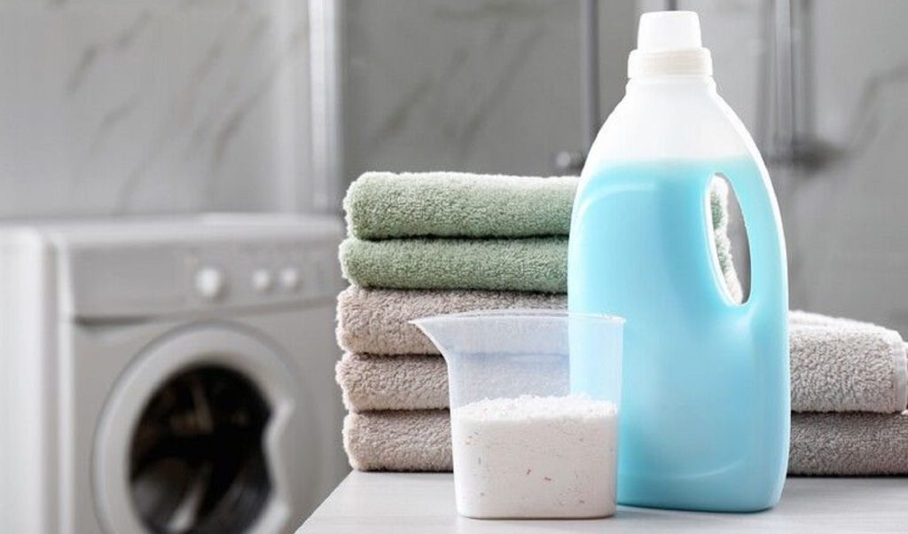 Welches Waschmittel ist besser: flüssig oder pulverförmig Vergleich von flüssigen und pulverförmigen Waschmitteln: Effizienz, Einfluss auf Textilien und Waschmaschine, praktische Tipps und Empfehlungen.
