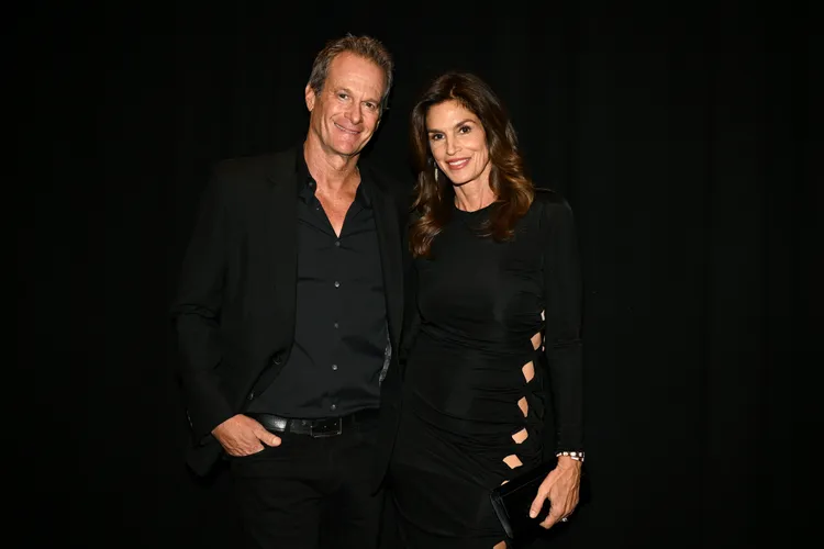 Cindy Crawford erneut im Kult-Versace-Kleid beim Galaabend in Las Vegas Cindy Crawford zeigte ihr schwarzes Versace-Kleid mit Cut-outs beim Wohltätigkeits-Galaabend Power of Love in Las Vegas zusammen mit Ehemann Rande Gerber.
