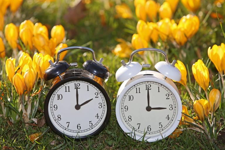Sommerzeit 2026 beginnt früher: Das ist der Grund 2026 wird die Uhr in der EU am 29. März auf Sommerzeit umgestellt – früher als 2025. Grund ist die Regel „letzter Sonntag im März“