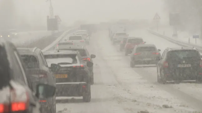 Unwetter in Deutschland: Starker Schneefall und Glatteis am Montag erwartet Am Montag erwartet Deutschland Schneefall bis 11 cm, Glatteis und rutschige Straßen. Der DWD warnt vor gefährlichen Wetterbedingungen während des morgendlichen Berufsverkehrs.