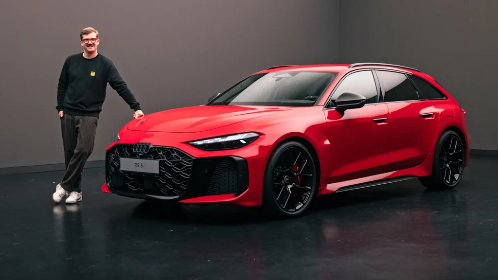 Premiere RS5 2026: Hybrid mit 80 km elektrischer Reichweite Der Audi RS5 2026 ist erstmals als Plug-in-Hybrid mit 639 PS Systemleistung und einer elektrischen Reichweite von über 80 km erhältlich.