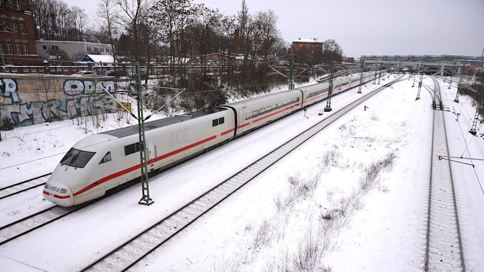 Modernisierung der Strecke Hamburg–Berlin wegen Winterfrost verschoben Die Sanierung der Bahnstrecke Hamburg–Berlin verzögert sich wegen Frost und Schnee. Der April-Termin ist gestrichen, ein neuer Zeitplan folgt im März.