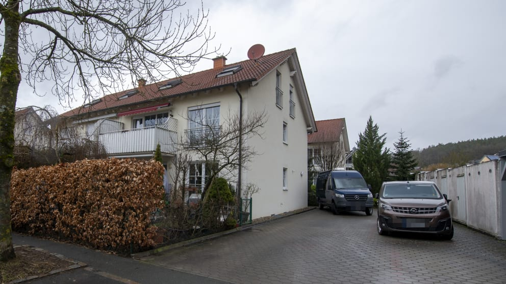 Bayern: Mann erschießt Ehefrau und Kinder, dann Suizid In Strullendorf fand die Polizei die Leichen von vier Familienmitgliedern. Der Vater soll Ehefrau und Kinder erschossen haben, dann beging er Suizid.