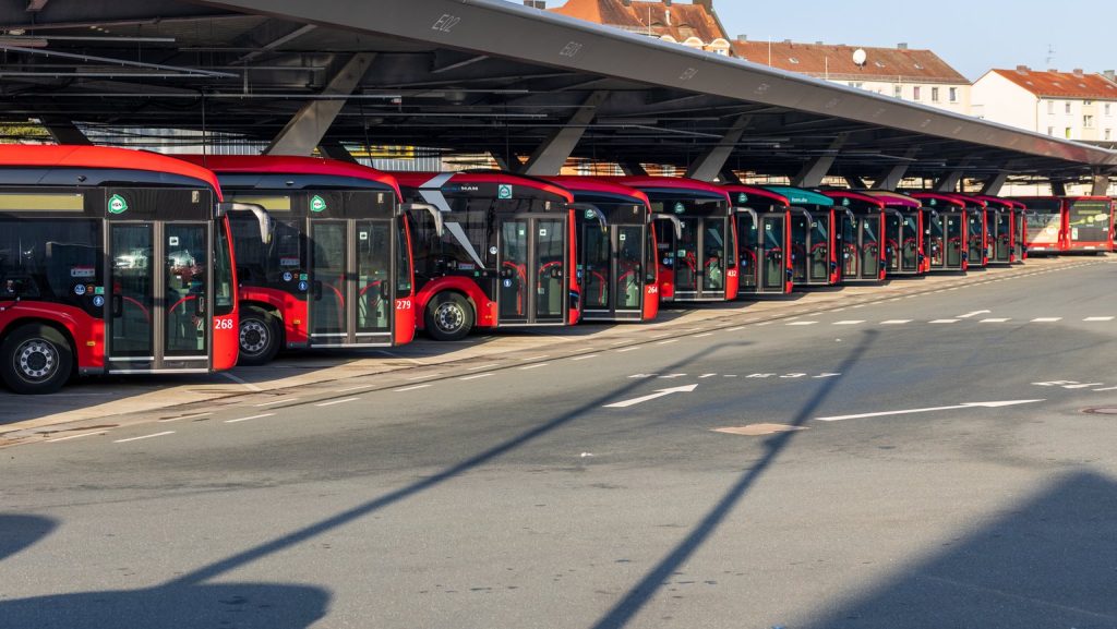 Streik am Berliner Flughafen BER: Tausende Beschäftigte bereiten Protest vor Warnstreik am Flughafen BER am 18. März: Rund 445 Flüge könnten betroffen sein. Auch im öffentlichen Nahverkehr mehrerer Bundesländer sind Streiks angekündigt.