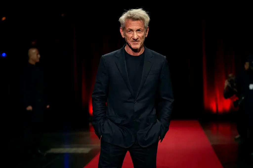Sean Penn gewann seinen dritten Oscar, verpasste die Zeremonie jedoch aufgrund einer Reise in die Ukraine Sean Penn gewann den Oscar als bester Nebendarsteller für „One Battle After Another“, fehlte jedoch bei der Zeremonie, da er eine Reise in die Ukraine plante.