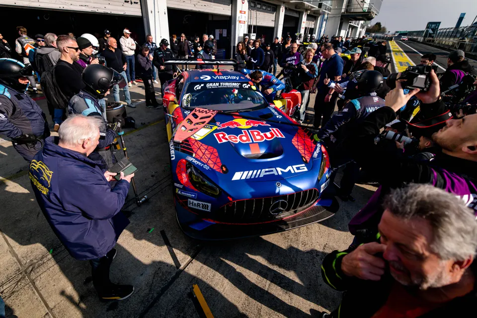 Verstappen gewinnt Vier-Stunden-Rennen auf dem Nürburgring – Ergebnis später annulliert Max Verstappen wurde nach seinem Sieg in der Nürburgring Endurance Series disqualifiziert. Sein Team nutzte sieben statt der erlaubten sechs Reifensätze.